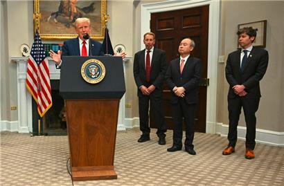US-Präsident Donald Trump mit dem Vorsitzenden der SoftBank Group, Masayoshi Son (2.v.r.), Oracle-Chef Larry Ellison (2.v.l.)und OpenAI-Chef Sam Altman (r.) bei der Vorstellung von „Stargate“
