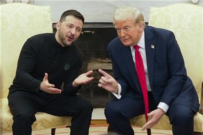 US-Präsident Donald Trump mit dem ukrainischen Präsidenten Wolodymyr Selenskyj im Oval Office des Weißen Hauses
