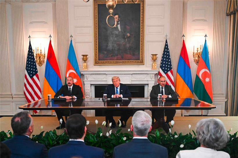 US-Präsident Donald Trump nimmt am 8. August an einer trilateralen Unterzeichnungszeremonie mit dem aserbaidschanischen Präsidenten Ilham Alijew (links) und dem armenischen Premierminister Nikol Paschinjan (rechts) teil
