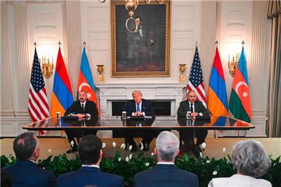 US-Präsident Donald Trump nimmt am 8. August an einer trilateralen Unterzeichnungszeremonie mit dem aserbaidschanischen Präsidenten Ilham Alijew (links) und dem armenischen Premierminister Nikol Paschinjan (rechts) teil
