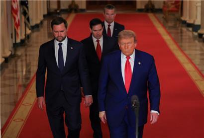  US-Präsident Donald Trump (r) kommt zu einer Ansprache im East Room des Weißen Hauses in Washington, nachdem das US-Militär drei iranische Nuklear- und Militäranlagen angegriffen hat und sich damit direkt den Bemühungen Israels anschließt, das iranische Atomprogramm zu kappen
