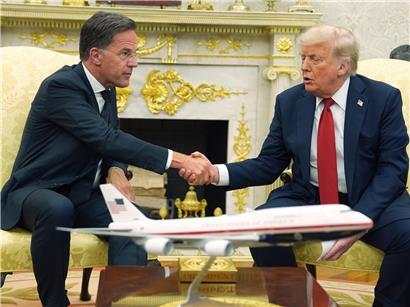 Donald Trump schüttelt Hand von NATO-Generalsekretär Mark Rutte im Oval Office des Weißen Hauses