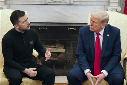 US-Präsident Donald Trump (r) traf den ukrainischen Präsidenten Wolodymyr Selenskyj im Oval Office des Weißen Hauses. Dabei kam es zu einem beispiellosen Eklat 
