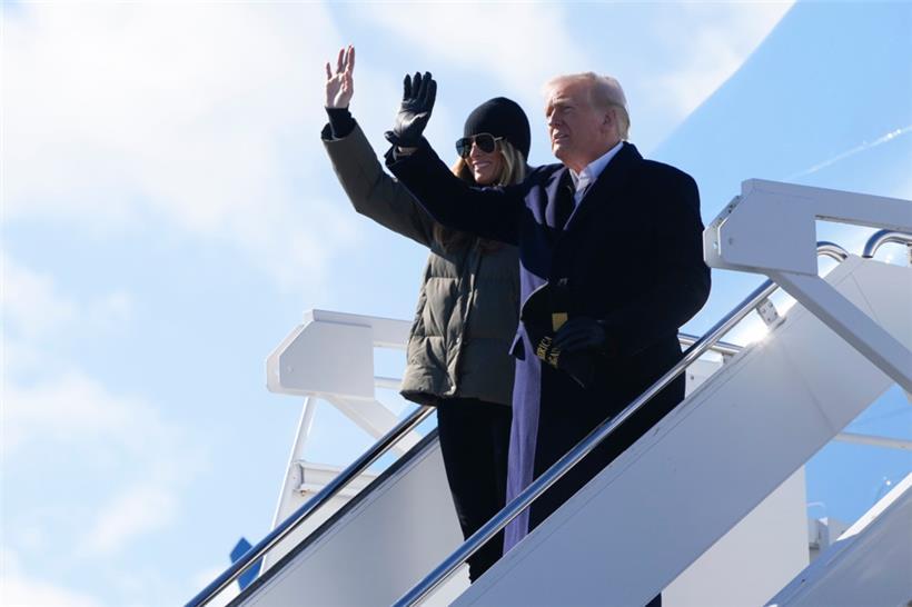 US-Präsident Donald Trump (r) und First Lady Melania Trump winken, als sie die Air Force One bei ihrer Ankunft am Asheville Regional Airport verlassen

