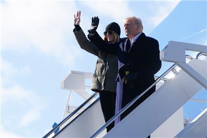 US-Präsident Donald Trump (r) und First Lady Melania Trump winken, als sie die Air Force One bei ihrer Ankunft am Asheville Regional Airport verlassen
