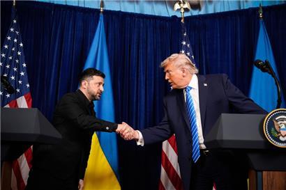 US-Präsident Donald Trump (r) und Wolodymyr Selenskyj, Präsident der Ukraine, nach einem Treffen in Trumps Mar-a-Lago-ClubFoto
