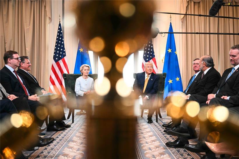 US-Präsident Donald Trump (rechts) und EU-Kommissionspräsidentin Ursula von der Leyen (links) sprechen nach ihrem Treffen am 27. Juli 2025 in Turnberry im Südwesten Schottlands vor der Presse
