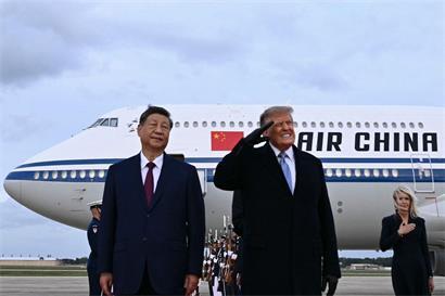 US-Präsident Donald Trump schneidet Grimassen, während sein chinesischer Gast Xi Jinping den Lärm des über ihre Köpfe hinwegfliegenden B1‑Bombers beim Empfang auf einem US-Luftwaffenstützpunkt stoisch über sich ergehen lässt