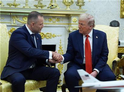 US-Präsident Donald Trump schüttelt Hand mit polnischem Präsidenten Karol Nawrocki im Oval Office des Weißen Hauses