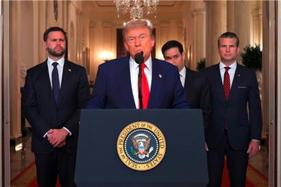US-Präsident Donald Trump spricht am 21. Juni 2025 in Washington, D.C., zusammen mit US-Vizepräsident JD Vance (links), US-Außenminister Marco Rubio (zweiter von rechts) und US-Verteidigungsminister Pete Hegseth (rechts) vor der Nation, nachdem bekannt gegeben wurde, dass die USA Nuklearanlagen im Iran bombardiert haben
