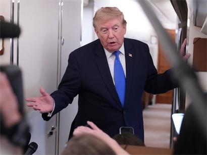 US-Präsident Donald Trump spricht auf dem Rückweg ins Weiße Haus an Bord der Air Force One mit Reportern