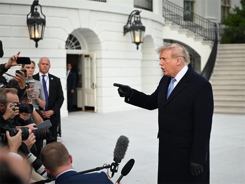 US-Präsident Donald Trump spricht auf dem South Lawn des Weißen Hauses mit den Medien