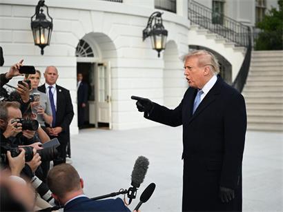 US-Präsident Donald Trump spricht auf dem South Lawn des Weißen Hauses mit den Medien