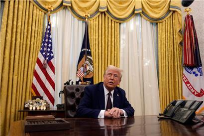 US-Präsident Donald Trump spricht im Oval Office des Weißen Hauses
