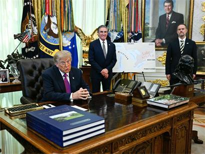 US-Präsident Donald Trump spricht im Oval Office vor einer Karte, auf der der Ontariosee als „Lake America“ bezeichnet ist