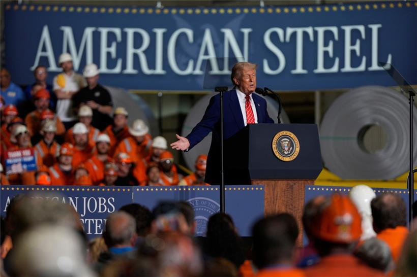 US-Präsident Donald Trump spricht im Werk von U.S. Steel Mon Valley Works-Irvin in West Mifflin, Pennsylvania.
