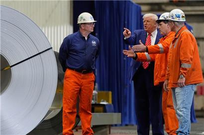 US-Präsident Donald Trump spricht mit Arbeitern, während er das Werk Mon Valley Works-Irvin der U.S. Steel Corporation in West Mifflin, Pennsylvania, besichtigt
