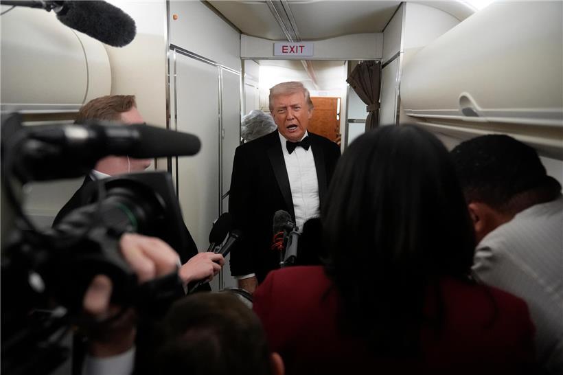US-Präsident Donald Trump spricht mit Journalisten an Bord der Air Force One während eines offiziellen Termins.
