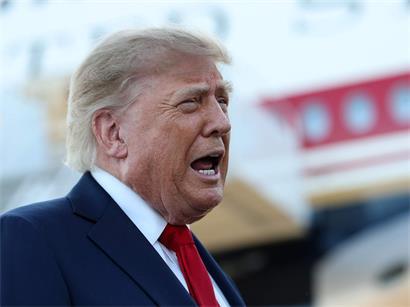 US-Präsident Donald Trump spricht mit Medienvertretern am Charlotte Douglas International Airport in Charlotte