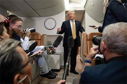 US-Präsident Donald Trump spricht mit Medienvertretern in der Präsidentenmaschine Air Force One