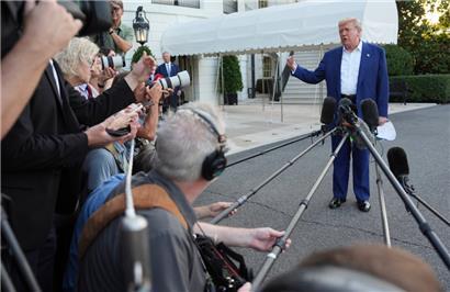 US-Präsident Donald Trump spricht mit Reportern, bevor er auf dem Südrasen des Weißen Hauses an Bord der Marine One geht
