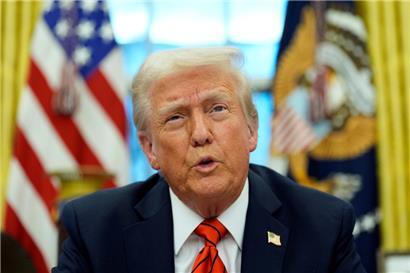 US-Präsident Donald Trump spricht mit Reportern im Oval Office im Weißen Haus
