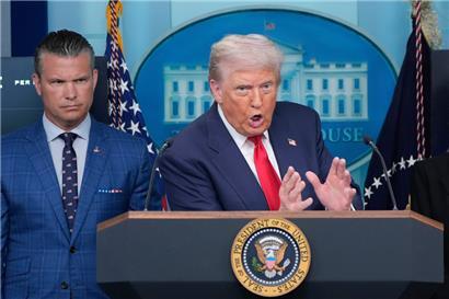US-Präsident Donald Trump spricht neben US-Verteidigungsminister Pete Hegseth (l) mit Reportern im James Brady Press Briefing Room im Weißen Haus
