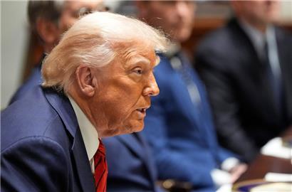 US-Präsident Donald Trump spricht vor einem Mittagessen mit Italiens Premierministerin Meloni im Kabinettssaal des Weißen Hauses
