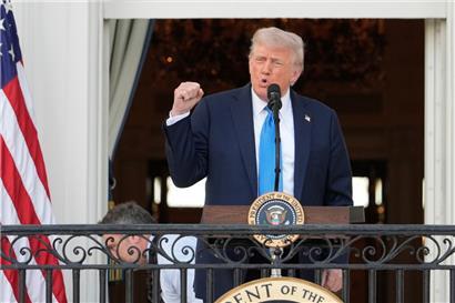 US-Präsident Donald Trump spricht während einer Sommersoiree auf dem South Lawn des Weißen Hauses
