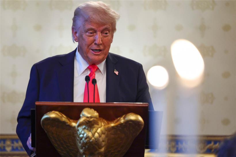 US-Präsident Donald Trump spricht während einer Osterandacht und eines Osteressens im Blue Room des Weißen Hauses
