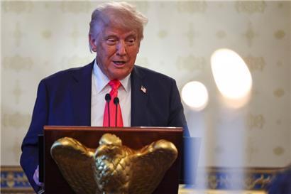 US-Präsident Donald Trump spricht während einer Osterandacht und eines Osteressens im Blue Room des Weißen Hauses

