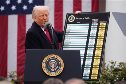 US-Präsident Donald Trump spricht während einer Veranstaltung zur Ankündigung neuer Zölle im Rosengarten des Weißen Hauses
