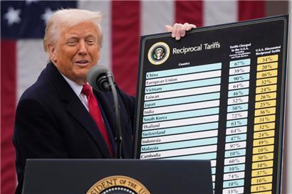 US-Präsident Donald Trump spricht während einer Veranstaltung zur Ankündigung neuer Zölle im Rosengarten des Weißen Hauses
