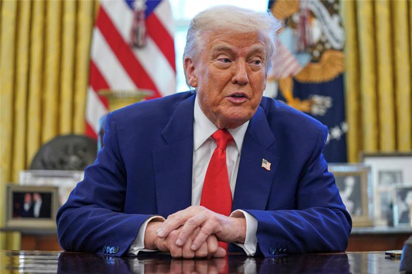 US-Präsident Donald Trump spricht, während er im Oval Office des Weißen Hauses Anordnungen unterzeichnet
