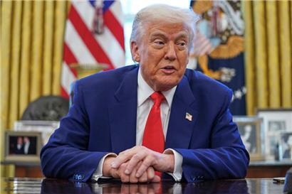 US-Präsident Donald Trump spricht, während er im Oval Office des Weißen Hauses Anordnungen unterzeichnet
