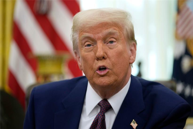 US-Präsident Donald Trump spricht zu Journalisten, bevor er ein Dekret im Oval Office des Weißen Hauses unterzeichnet.

