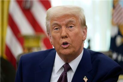 US-Präsident Donald Trump spricht zu Journalisten, bevor er ein Dekret im Oval Office des Weißen Hauses unterzeichnet.
