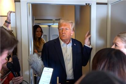 US-Präsident Donald Trump spricht zu Reportern an Bord der Air Force One auf seinem Flug von Las Vegas nach Miami
