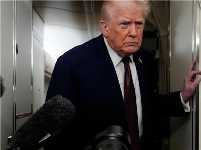 Donald Trump spricht zu Reportern an Bord der Air Force One auf dem Weg zur Joint Base Andrews