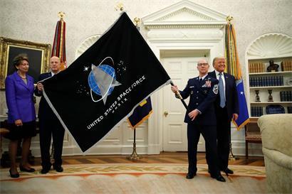 US-Präsident Donald Trump steht im Jahr 2020 bei der Vorstellung der Flagge der US Space Force im Oval Office neben Roger Towberman (2.v.r.), Kommandant der US Space Force (US-Teilstreitkraft für das Weltall), und General John Raymond, erster Chef der Space Force für Raumfahrtoperationen