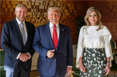 US-Präsident Donald Trump steht mit dem niederländischen König Willem Alexander und Königin Maxima im Paleis Huis ten Bosch
