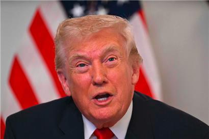 US-Präsident Donald Trump teilte am Donnerstag mit, dass eine der beiden Nationalgardisten, die einen Tag zuvor in der Nähe des Weißen Hauses angeschossen worden waren, verstorben sei, während der andere Soldat „um sein Leben kämpfe“
