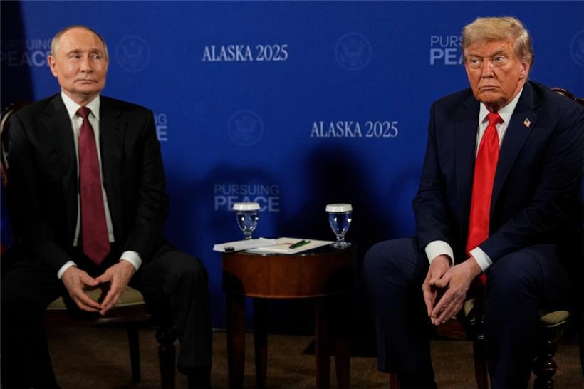 US-Präsident Donald Trump trifft den russischen Präsidenten Wladimir Putin auf der Joint Base Elmendorf-Richardson, Alaska
