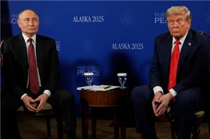 US-Präsident Donald Trump trifft den russischen Präsidenten Wladimir Putin auf der Joint Base Elmendorf-Richardson, Alaska

