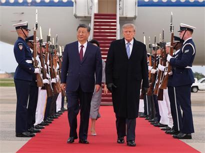 US-Präsident Donald Trump und First Lady Melania Trump empfangen auf der Joint Base Andrews in Maryland den chinesischen Präsidenten Xi Jinping und seine Frau Peng Liyuan