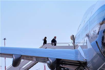 US-Präsident Donald Trump und First Lady Melania Trump kommen an Bord der Air Force One
