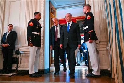 US-Präsident Donald Trump und Israels Regierungschef Benjamin Netanjahu verlassen am Montag den „State Dining Room“ im Weißen Haus, nachdem sie den Friedensplan für den Gazastreifen vorgestellt hatten
