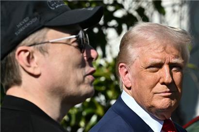 US-Präsident Donald Trump und Tesla-Chef Elon Musk sprechen mit Journalisten auf dem Südrasen des Weißen Hauses
