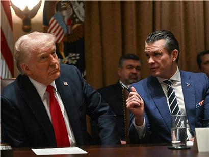 US-Präsident Donald Trump und Verteidigungsminister Pete Hegseth bei offizieller Besprechung im Weißen Haus