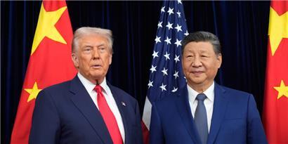US-Präsident Donald Trump und der chinesische Präsident Xi Jinping posieren für ein Foto vor ihrem Treffen am Gimhae International Airport
